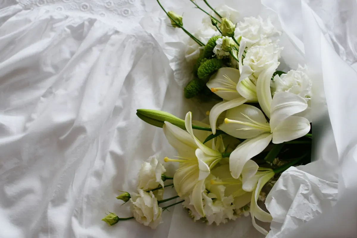 Bouquet de lys blancs, symbole de recueillement pour les services funéraires