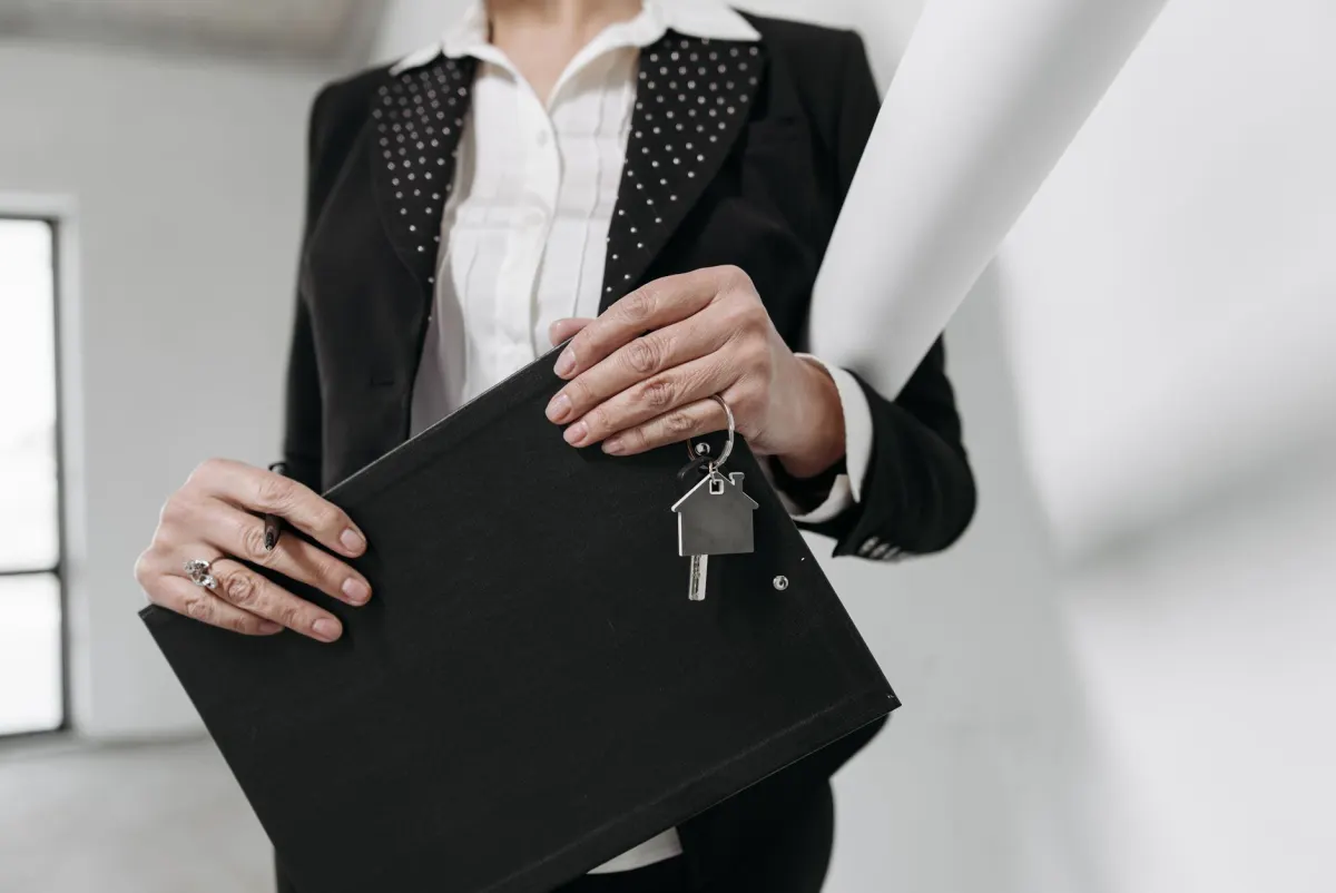 Agent immobilier remettant les clés d'un logement à un client