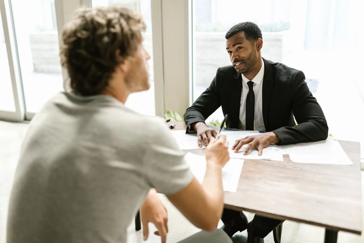 Courtier en assurance expliquant un contrat à son client au bureau