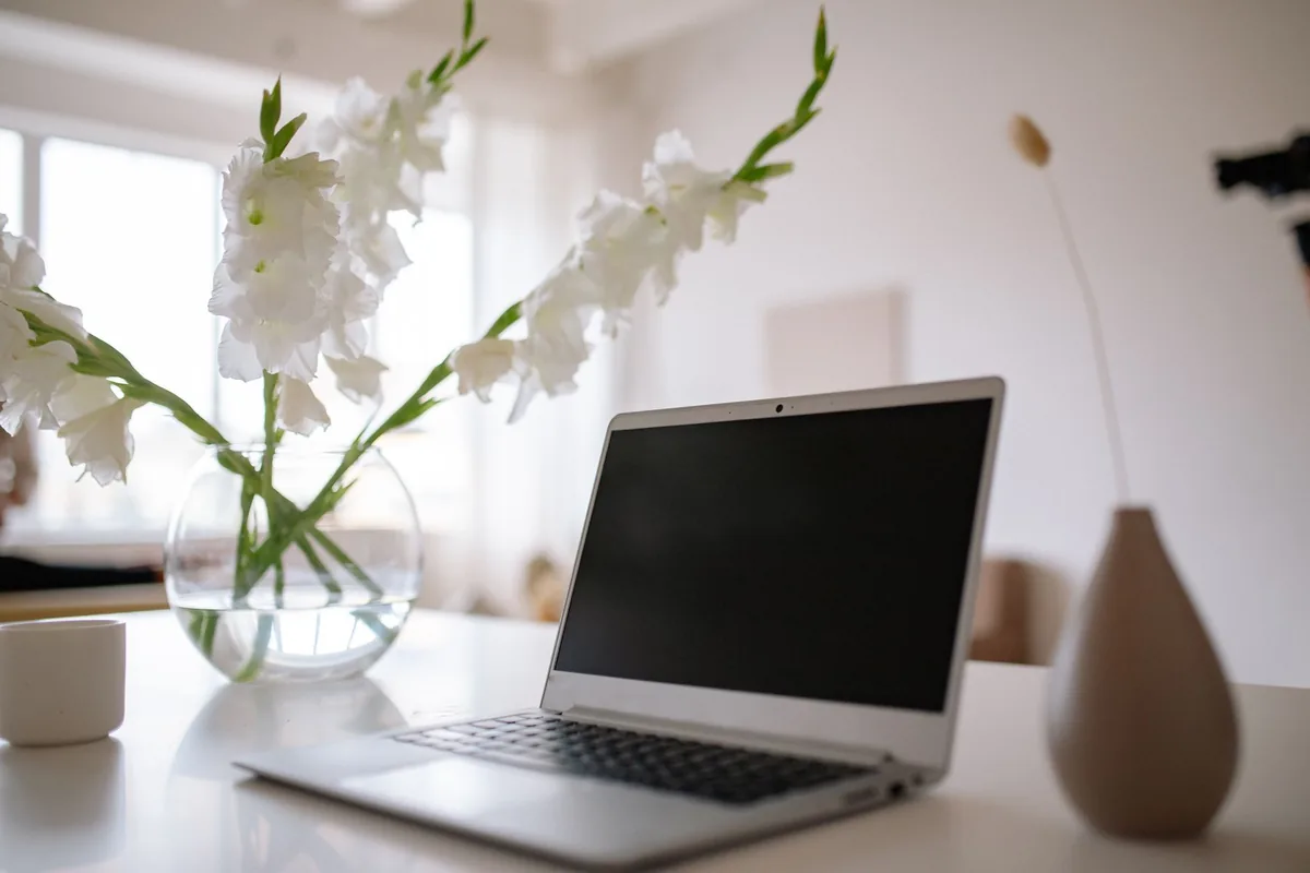 Bureau de conseiller funéraire avec un bouquet de fleurs blanches, pour un accompagnement serein des familles