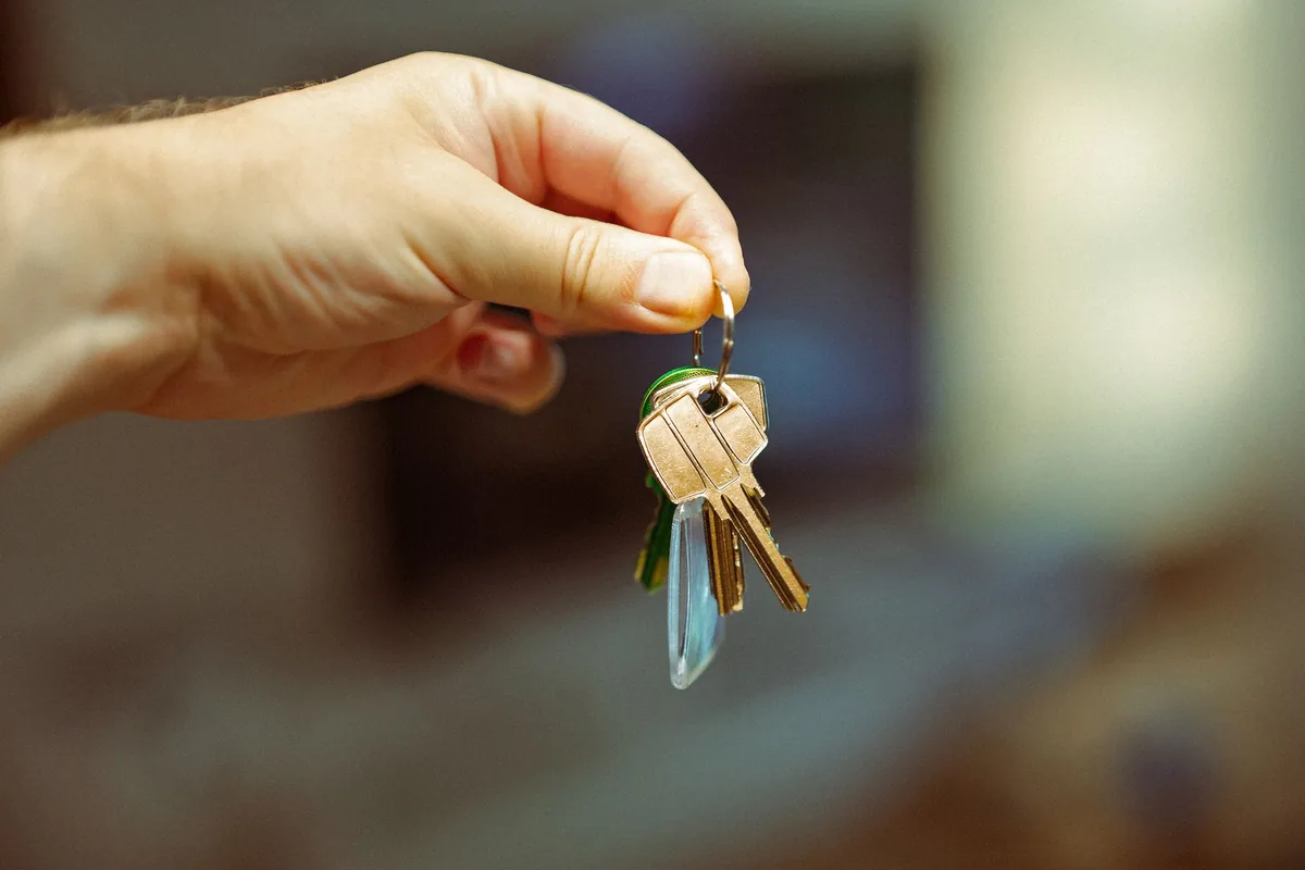 Gestionnaire locatif remettant les clés d'un appartement à un locataire