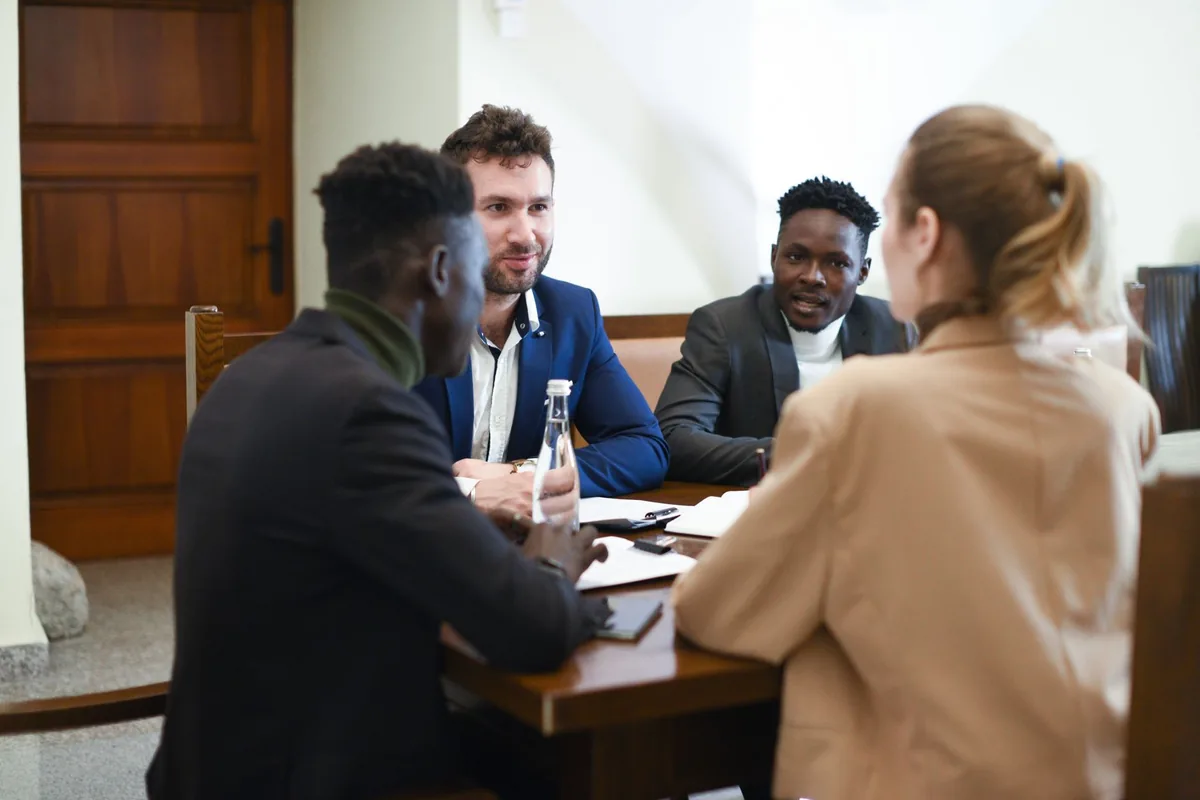 Réunion de gestionnaires autour d'une table, dans l'esprit d'une assemblée de copropriétaires
