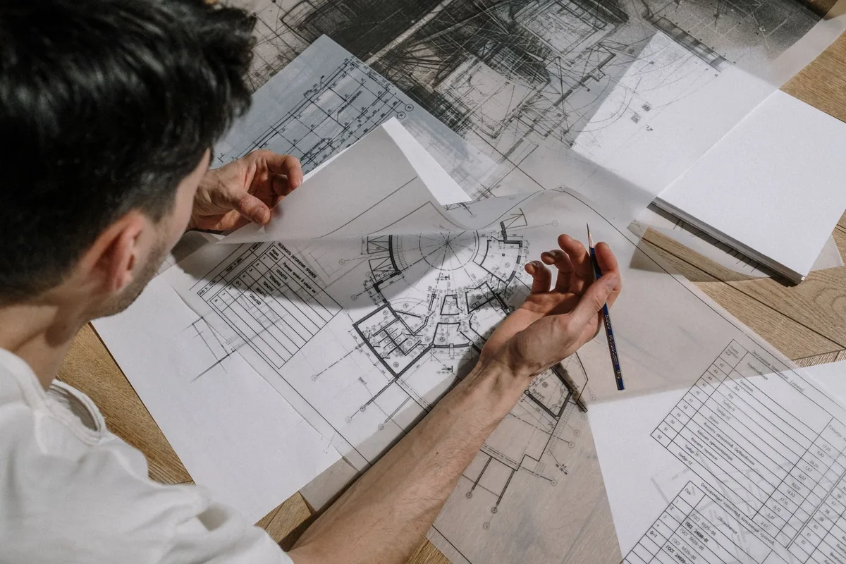 Architecte examinant des plans de construction avec un client