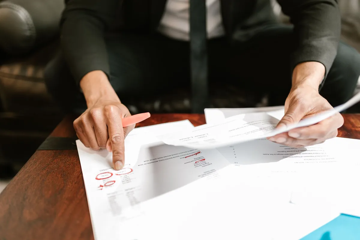 Expert-comptable analysant des documents financiers avec un client