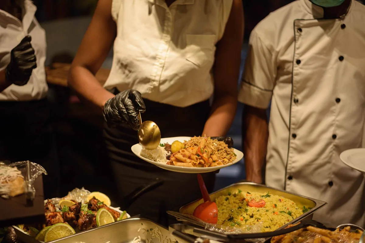 Traiteur dressant des plats élégants pour un événement