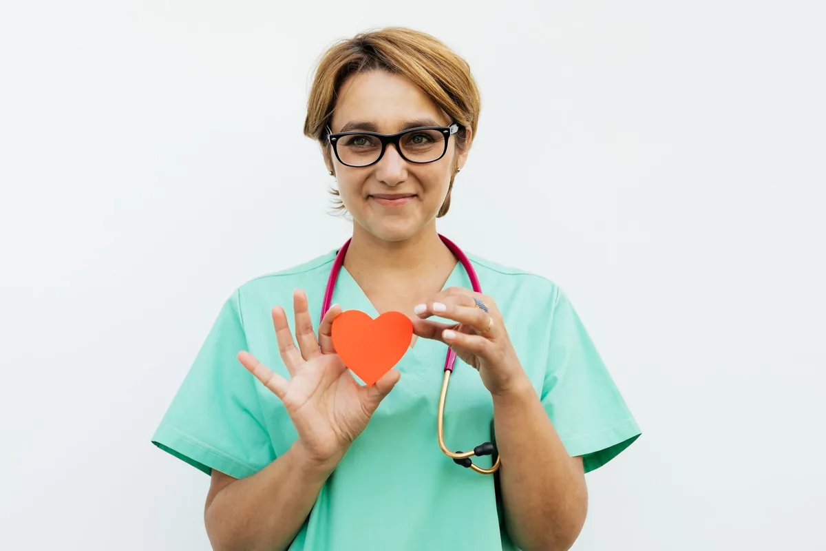 Cardiologue réalisant un examen cardiaque avec un patient
