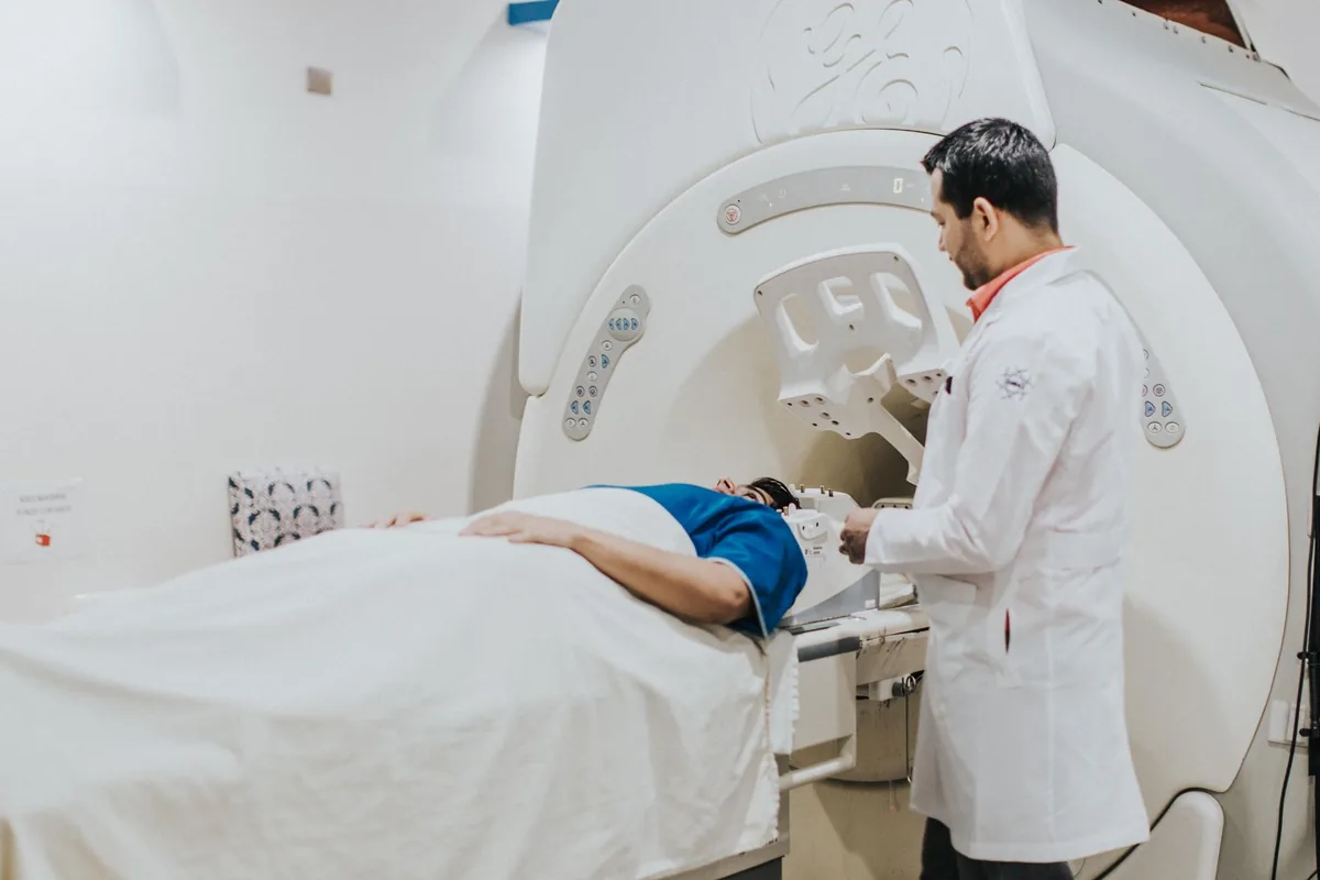 Radiologue préparant un patient pour un examen d'imagerie médicale