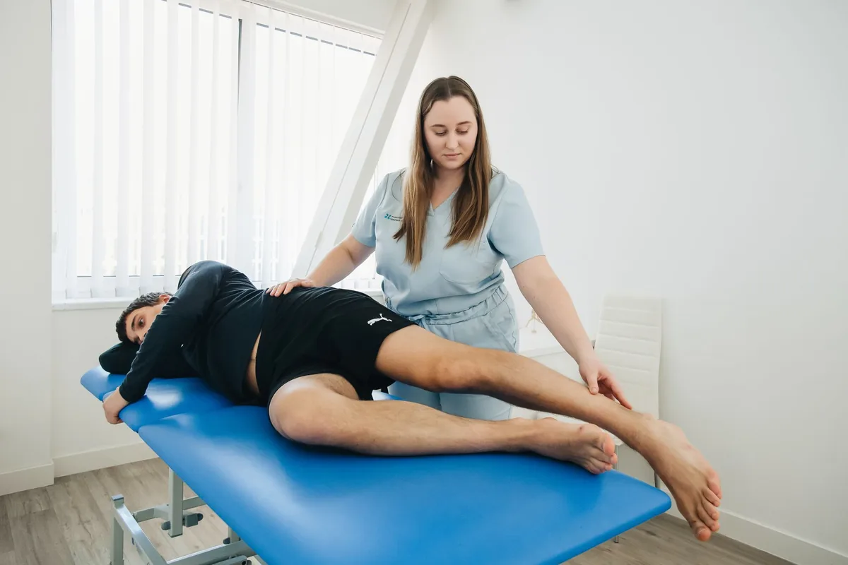 Kinésithérapeute effectuant une séance de rééducation avec un patient