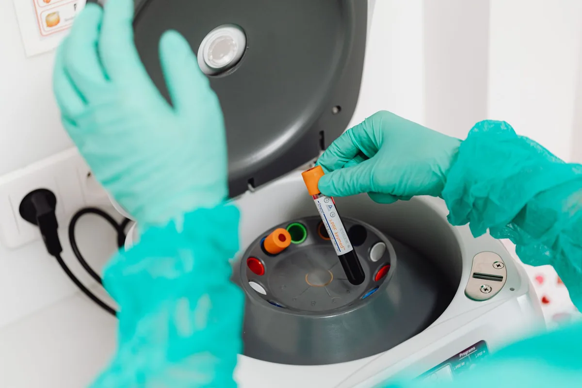 Technicien de laboratoire réalisant un prélèvement sanguin