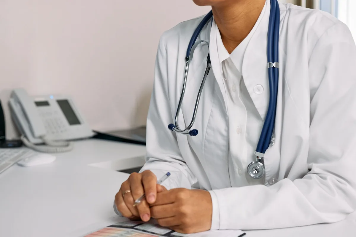 Médecin généraliste en consultation avec un patient dans son cabinet
