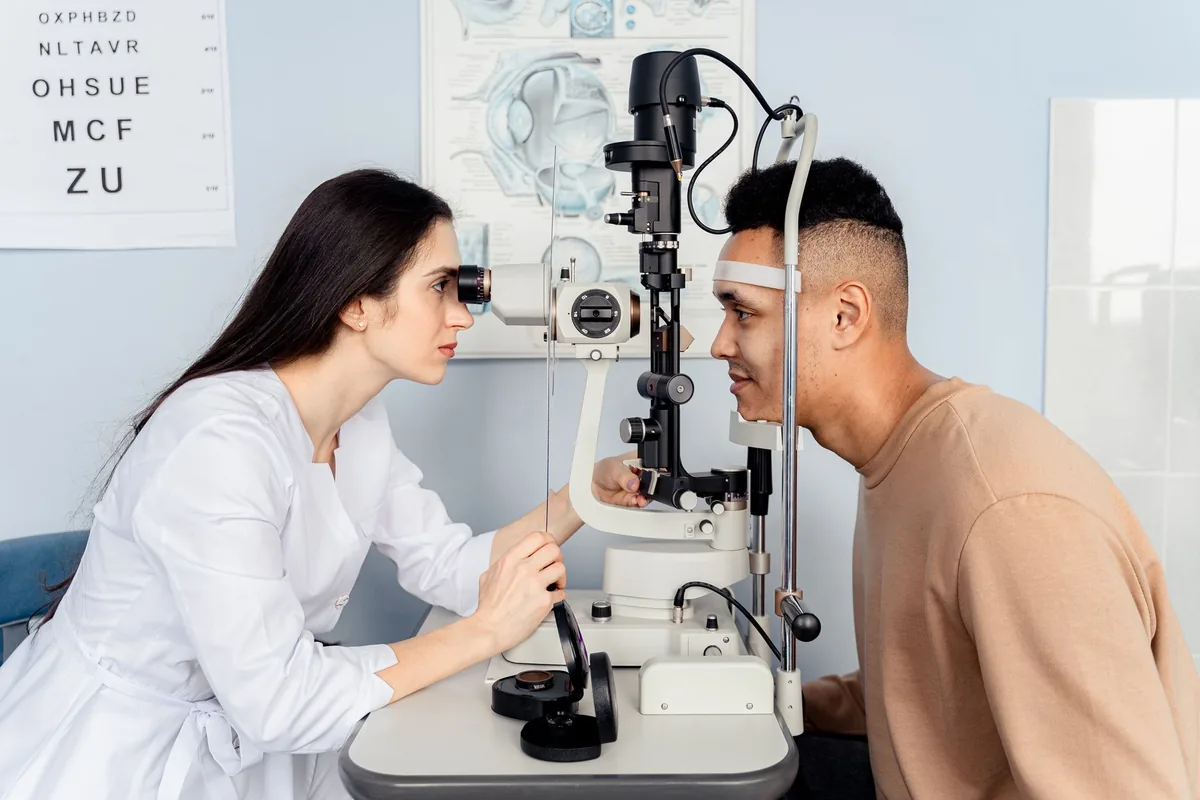 Ophtalmologue réalisant un examen de la vue avec un patient