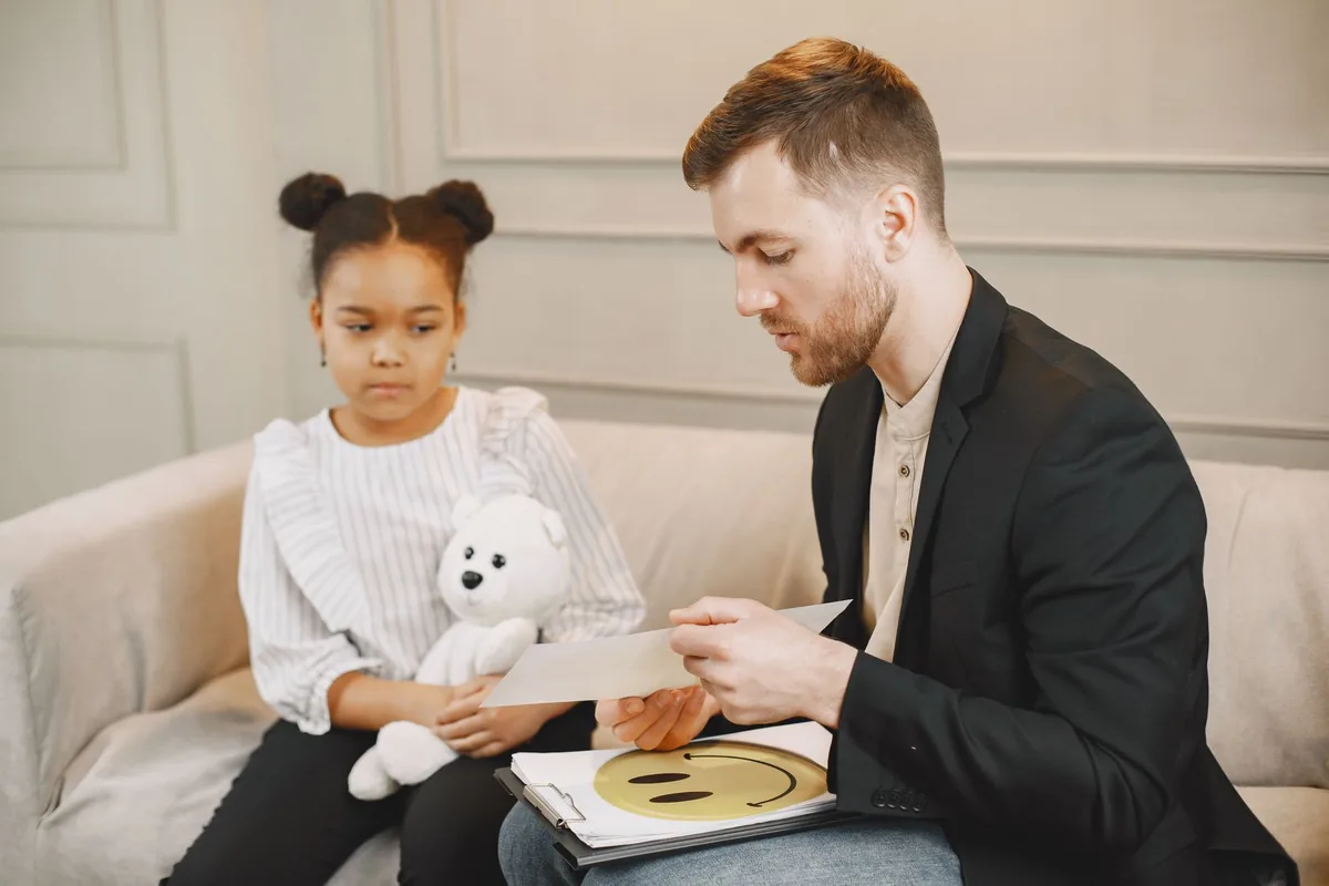 Orthophoniste en séance de rééducation du langage avec un enfant