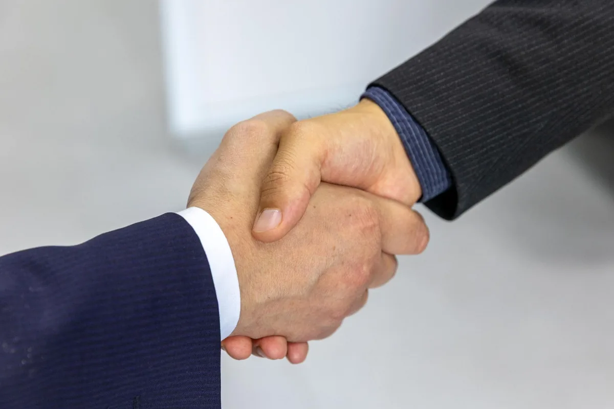 Commercial en rendez-vous avec un client professionnel dans un bureau d'entreprise