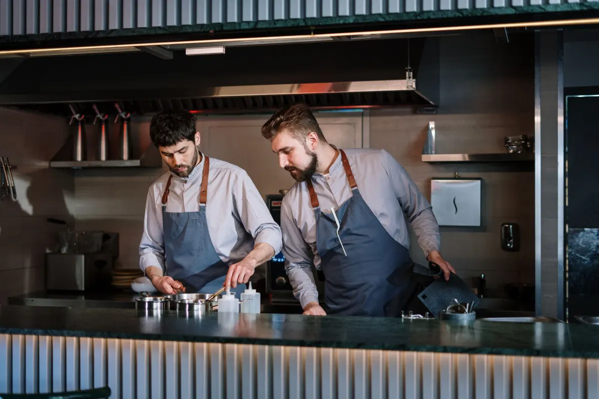Chefs cuisiniers en pleine préparation dans la cuisine d'un restaurant