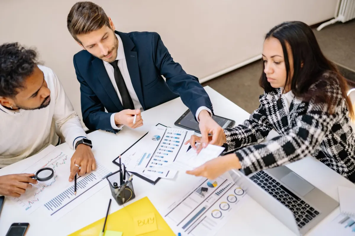 Équipe de professionnels collaborant autour de documents et de graphiques