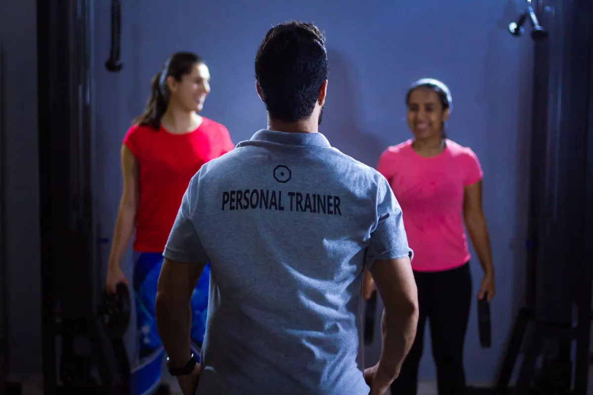 Coach sportif encadrant un cours de fitness en salle de sport