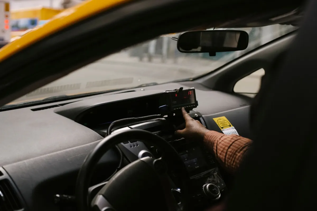 Chauffeur de taxi au volant de son véhicule